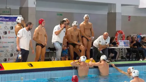 Peter Kubicsko da instrucciones a sus jugadores durante el partido ante el Catalunya