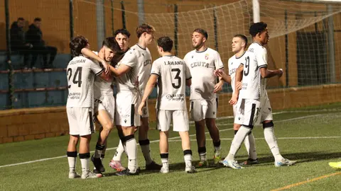 Los jugadores del Ceuta B celebran el definitivo gol de David Cobo
