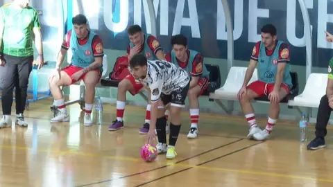 Santaella se dispone a sacar de banda delante del banquillo del Alchoyano