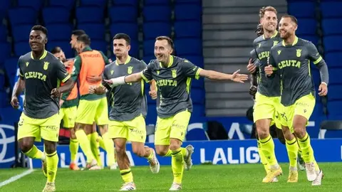 Rub&eacute;n D&iacute;ez y sus compa&ntilde;eros celebran el 1-3, anotado por el ma&ntilde;o de penalti