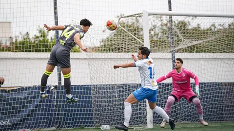 G&aacute;mez cabecea un bal&oacute;n en el &aacute;rea del Castilleja