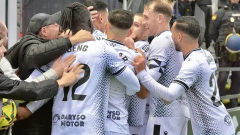 Los jugadores del Ceuta celebran el gol de Youness que ha abierto el camino de la victoria