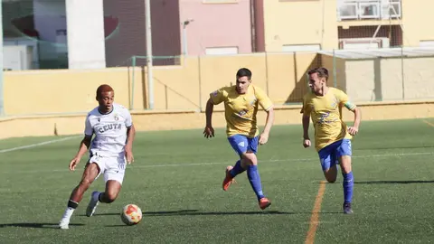 Michael Agbor, con el bal&oacute;n, ha marcado el primer tanto caballa