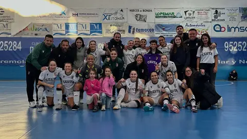 Las ceut&iacute;es celebran su victoria en la pista del Atl&eacute;tico Torcal