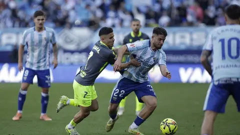 Aisar forcejea con Dani Lorenzo, durante el M&aacute;laga-Ceuta de este domingo