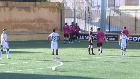 Los jugadores del Pozoblanco celebran su solitario gol en el 'Pirri