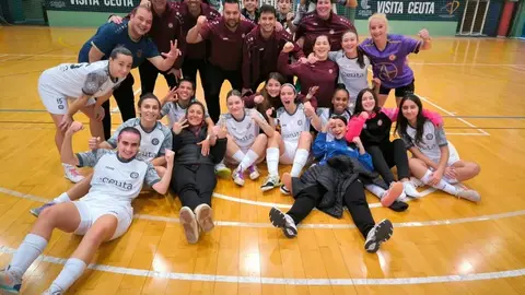 Las integrantes del Camoens celebran el triunfo ante el Granada