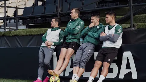 Jugadores del Ceuta, durante el entrenamiento de este domingo en el Murube