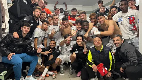 Los integrantes del Ceuta B celebran su triunfo sobre la Balona