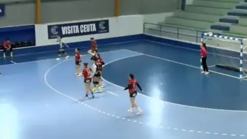 Un momento del partido disputado en el pabell&oacute;n La Libertad