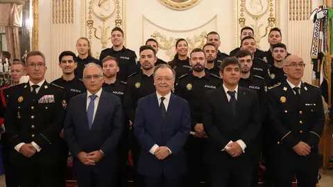 polic&iacute;as locales toma posesi&oacute;n