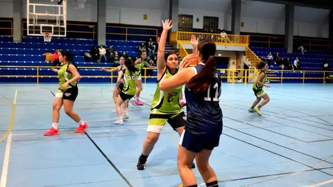 Imagen de un partido de uno de los equipos de La Inmaculada y del CB Ceuta en el Campoamor