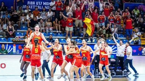 La selecci&oacute;n espa&ntilde;ola celebra la medalla de bronce conseguida en el &uacute;ltimo Mundial Sub-17