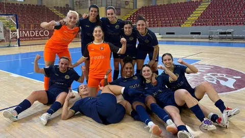 Las jugadoras del Camoens celebran su victoria en el pabell&oacute;n Vista Alegre