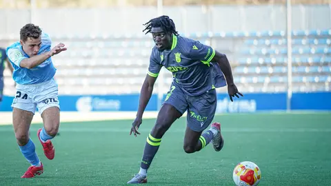 Charles Ansu avanza con el bal&oacute;n perseguido por un jugador lucentino