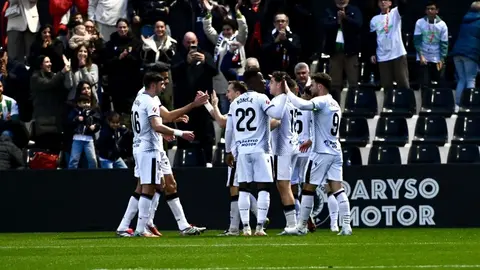 Jugadores de la AD Ceuta celebran uno de sus goles ante el C&oacute;rdoba