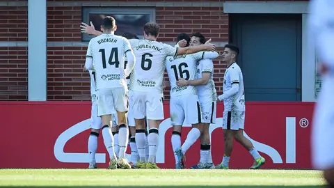 Los jugadores del Ceuta celebran el gol de Marcos Fern&aacute;ndez que les ha dado el triunfo en Anduva