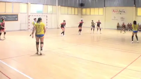 Un lance del partido disputado este s&aacute;bado en la pista del Mijas