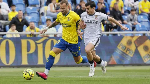 Matos persigue a Jes&eacute; durante el partido de este domingo en el Estadio de Gran Canaria