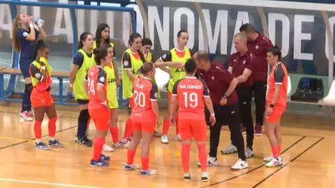 Jugadoras y t&eacute;cnicos del Camoens, antes de empezar su partido frente al Globalcaja Albacete
