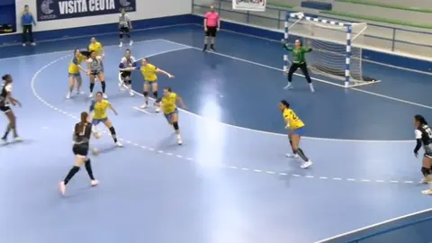 Un momento del partido disputado en el pabell&oacute;n La Libertad-Ilias Buyema