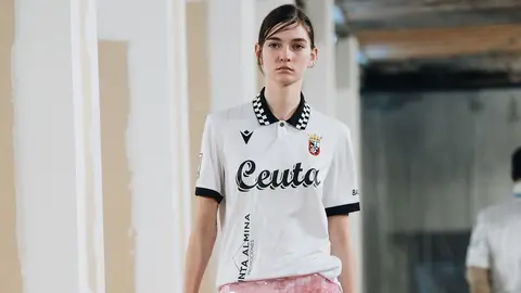 Una imagen de la modelo que luci&oacute; la camiseta retro del Ceuta durante el desfile