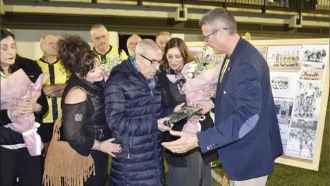 Manolo Vega recibi&oacute; un homenaje de O'Donnell y Betis de Hadu  hace tres a&ntilde;os