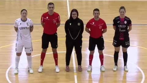 Las capitanas de Ceuta y Alcantarilla, junto al equipo arbitral.