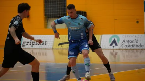 Un momento del partido disputado este s&aacute;bado por el Ceut&iacute; en El Ejido