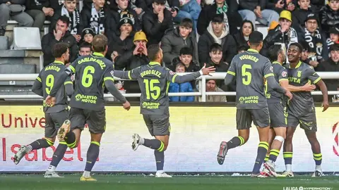 Los jugadores del Ceuta celebran el gol de Bassinga que abr&iacute;a el marcador