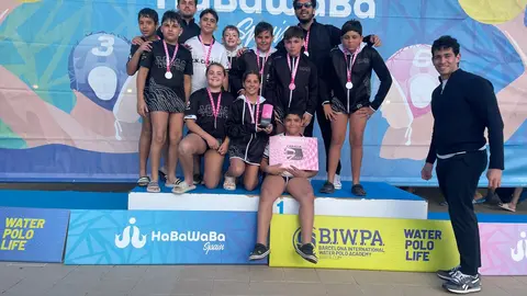 Los componentes del Caballa alev&iacute;n, en el podio