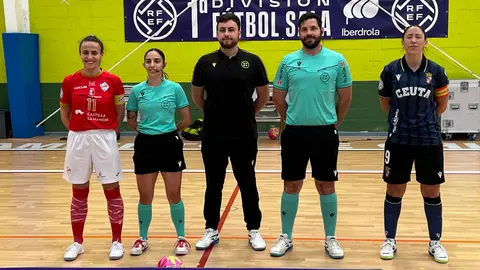 Las capitanas de Chiloeches y Ceuta, junto al tr&iacute;o arbitral, antes de iniciarse el partido