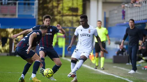 Kialy Kon&eacute; golpea el bal&oacute;n ante dos jugadores del Eibar