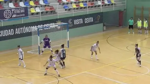 Un momento del partido disputado por el Ceuta y el M&oacute;stoles en el 'Guillermo Molina'