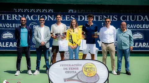 Alejandro Turriziani e Izan Almaz&aacute;n, tras recibir sus trofeos de subcampe&oacute;n  y campe&oacute;n