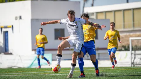 Danil Ankudinov protege el bal&oacute;n ante un jugador del Tomares