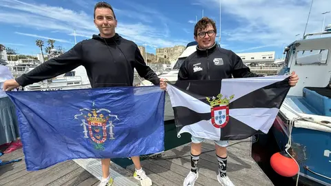 Nacho Gait&aacute;n, con la bandera de Ceuta, junto al melillense Miguel &Aacute;ngel Rozas