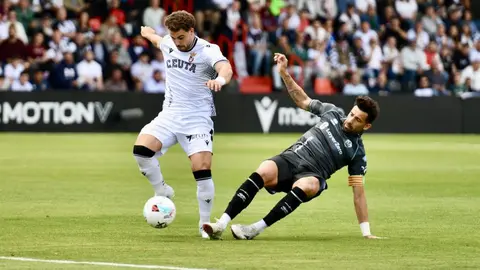 Marcos Fern&aacute;ndez recibe la entrada de un jugador castellonense