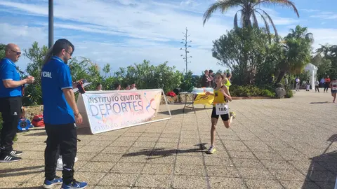Una participante, llegando a la meta del Parque Mar&iacute;timo del Mediterr&aacute;neo