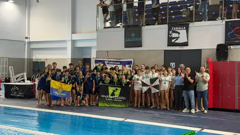 Una imagen de la entrega de trofeos en la piscina 'Lorena Miranda'