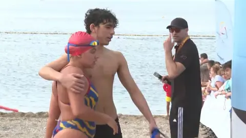 Dos de los componentes del equipo ganador celebran la victoria