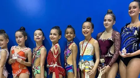 Algunas de las gimnastas ceut&iacute;es posan con la medallas conquistadas en C&aacute;diz