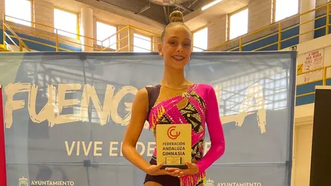 Julia Ballesteros, con el trofeo de campeona de Andaluc&iacute;a