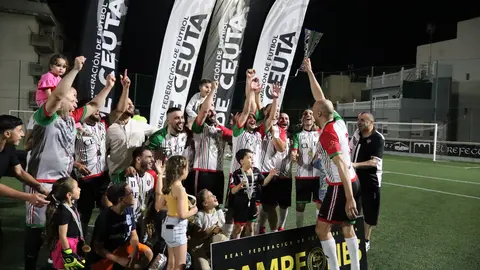 Los integrantes del CD UCIDCE levantan la copa de campeones de la Liga de Veteranos +35