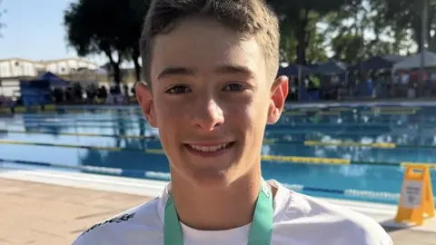 Jaime L&oacute;pez posa feliz con su medalla de plata