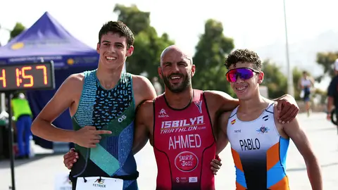 Vilal Ahmed, flanqueado por los j&oacute;venes Pablo Camacho y Rodrigo Moncayo