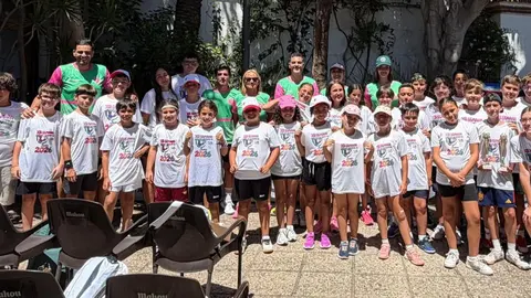 Foto de familia de los participantes en el campus y sus monitores