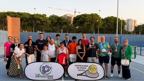 Foto de familia tras la entrega de trofeos de la Liga de Tenis
