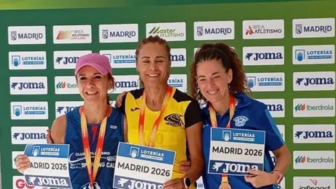 Samira Mhamdi, junto a las dos atletas que la han acompa&ntilde;ado en el podio