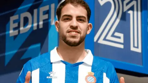 Omar Sadik, con la camiseta del Espanyol de Barcelona